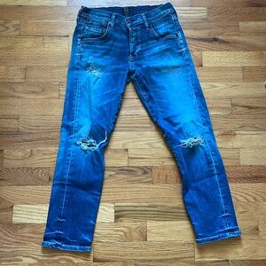 Knee ripped boyfriend jeans with buttoned zip